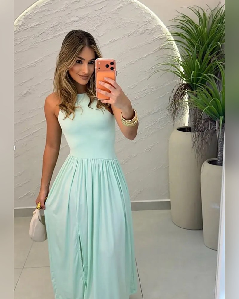 Vestido longo drapeado verde água, de corpo inteiro